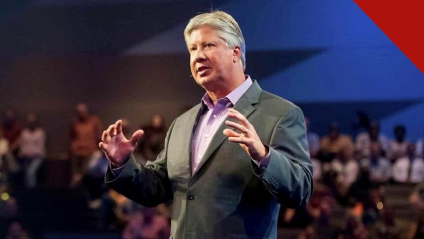Pastor Robert Morris pregando