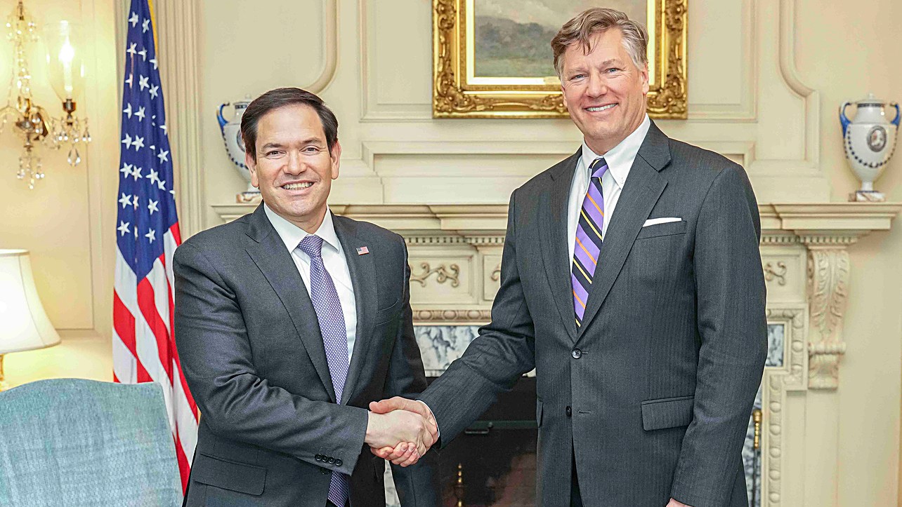 O secretário de Estado Marco Rubio e o secretário-adjunto Christopher Landau em aperto de mãos em Washington