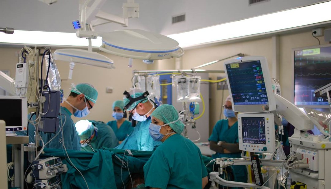 Sala de cirurgia de hospital, em matéria sobre a investigação das cirurgias plásticas no Rio de Janeiro