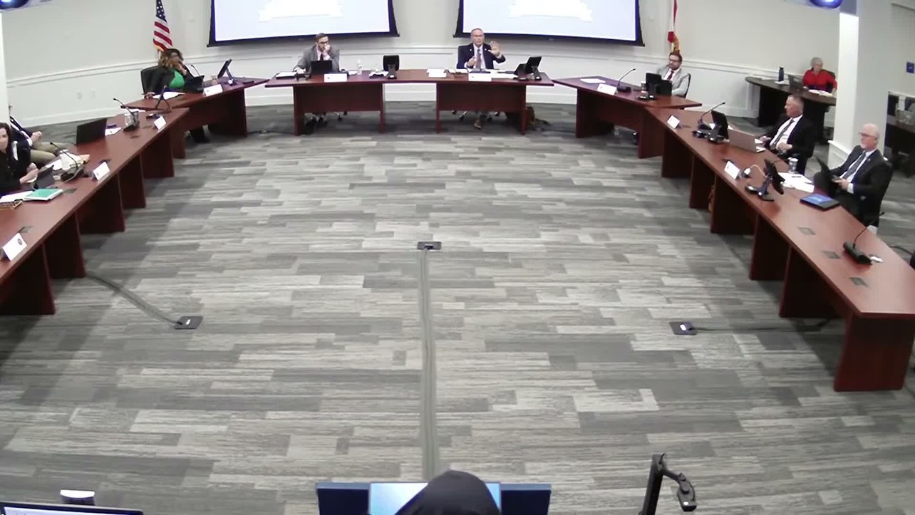 Sala da reunião do conselho do condado de Pinellas, na Flórida, com os comissários reunidos