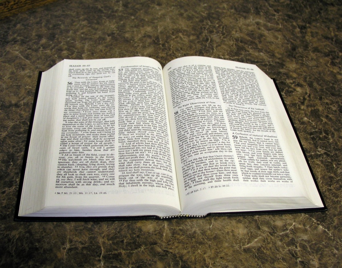 Salmo 91 é o texto mais buscado no aplicativo da Bíblia, e a imagem mostra uma Bíblia aberta no livro de Isaías, em referência à leitura das Escrituras pelos usuários do aplicativo