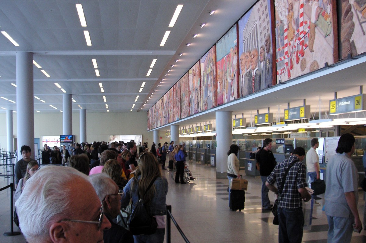 Samuel Sey é removido dos Estados Unidos para o Canadá, e a imagem mostra a área de controle de imigração do aeroporto JFK, em Nova York, em referência à prisão dele em um aeroporto de Ohio por agentes de imigração