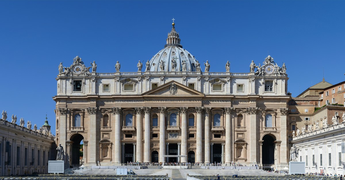Santa Sé nega permissão a grupo tradicional para rezar em São Pedro, e a imagem mostra a Basílica de São Pedro, no Vaticano, vista da praça em dia de sol