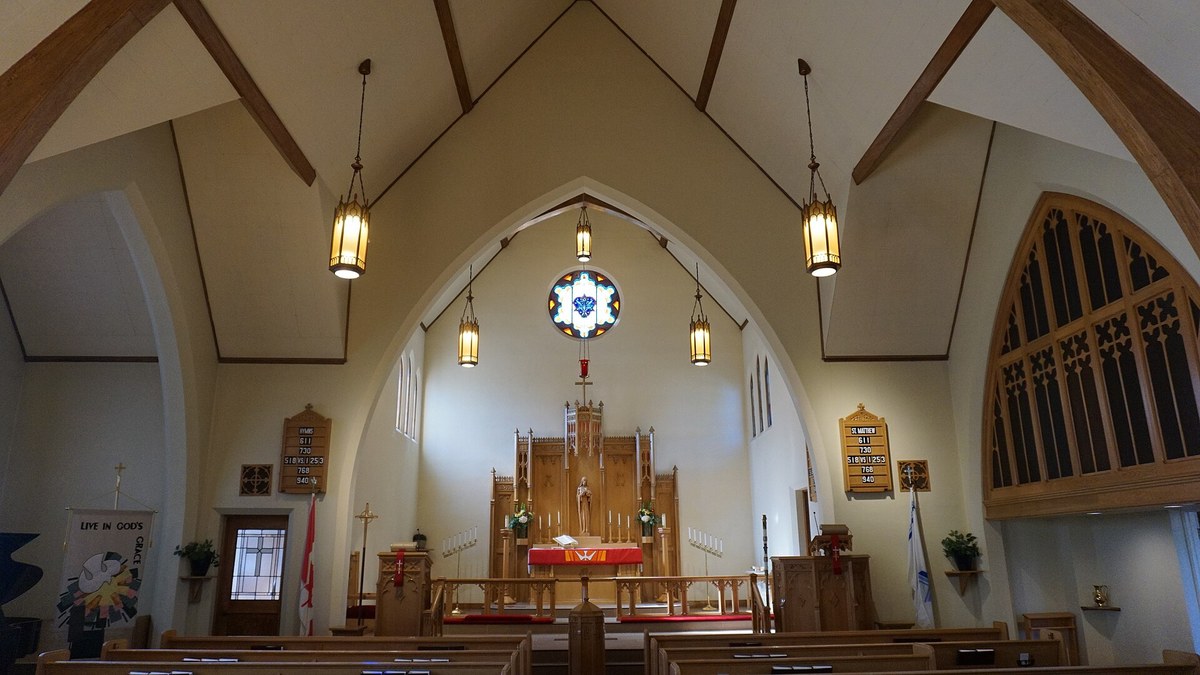 sínodo luterano instala primeira bispa é o assunto de interior de igreja luterana com bancos e altar nos Estados Unidos
