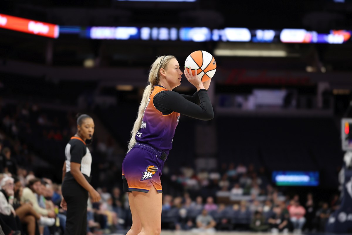 Sophie Cunningham arremessando em partida de basquete da WNBA