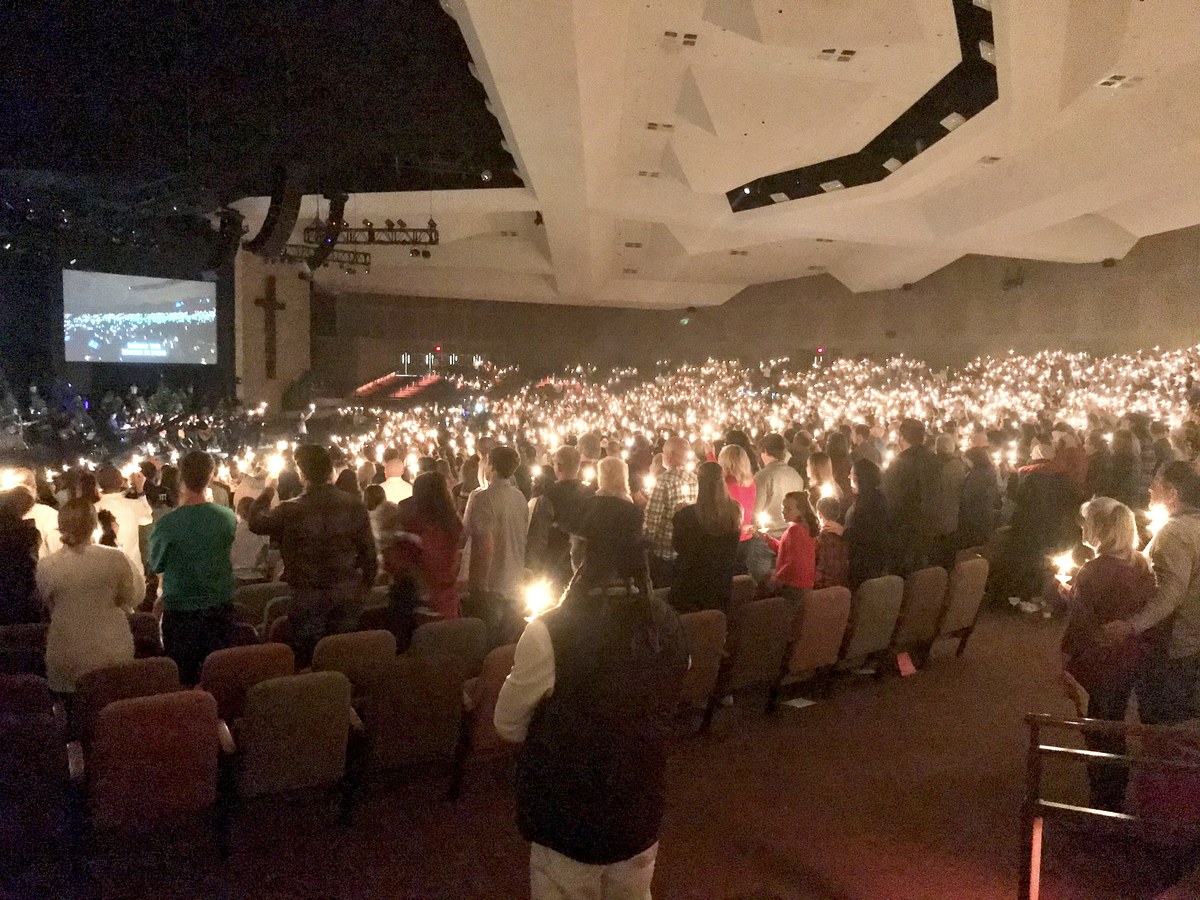 Culto de adoração em igreja nos Estados Unidos com banda ao vivo