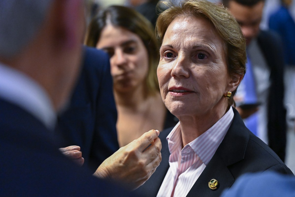 Tereza Cristina sinaliza candidatura ao Senado à presidência da Casa, e a imagem mostra a senadora Tereza Cristina em entrevista no Senado