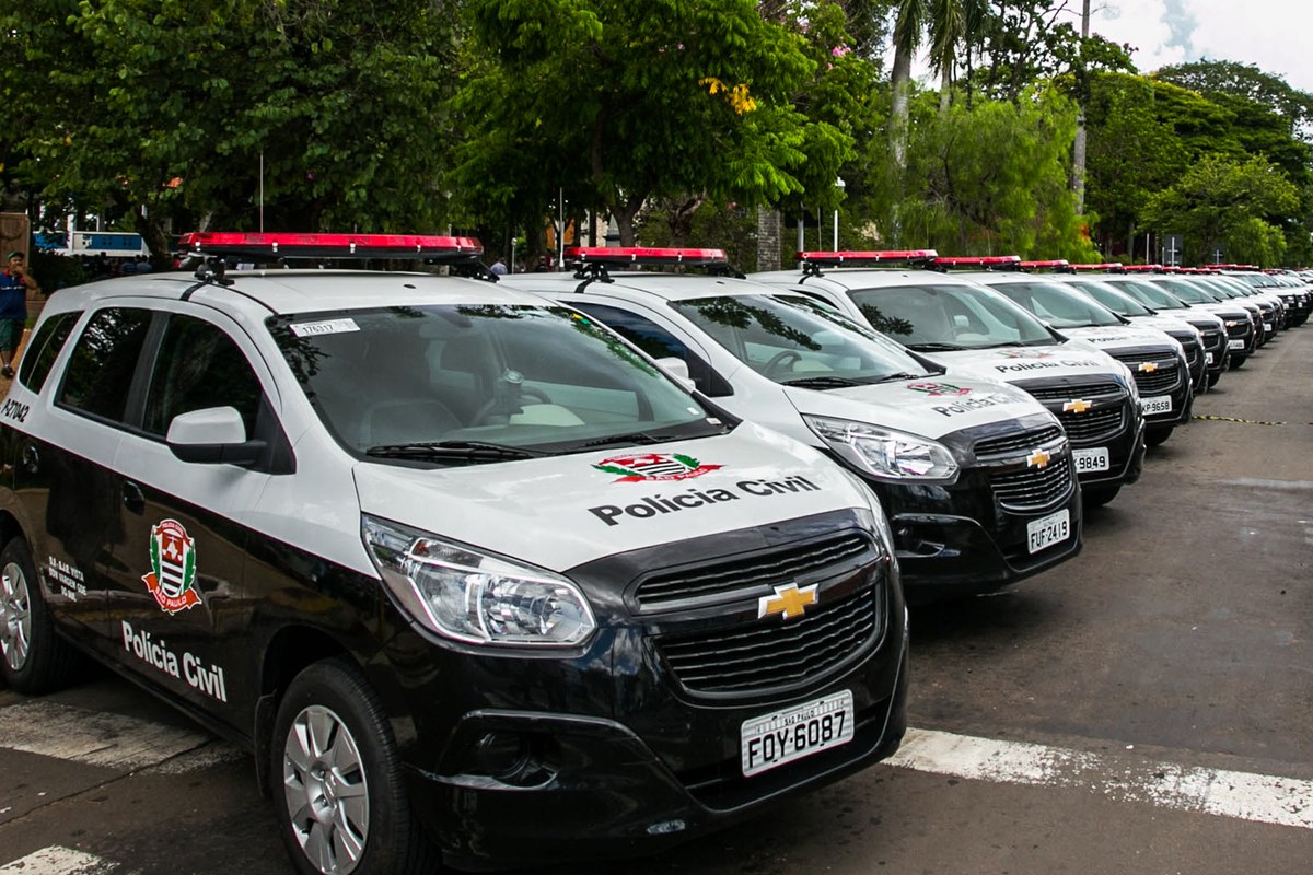 tiroteio na Zona Oeste de São Paulo, e a imagem mostra uma viatura da Polícia Civil, corporação que conduzia a operação contra a quadrilha investigada na Vila Leopoldina