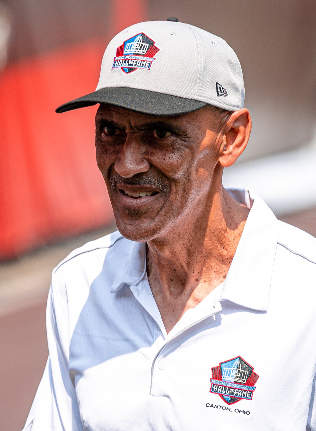 Tony Dungy repreende pastor que defende poligamia, e a imagem mostra um retrato de Tony Dungy em 2021, o ex-técnico da NFL que respondeu à defesa da poligamia com textos bíblicos nas redes sociais
