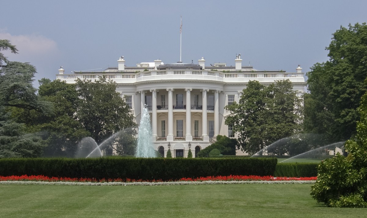 Trump diz que Lula pediu para não tomar partido, e a imagem mostra a Casa Branca, em Washington, sede do governo dos Estados Unidos