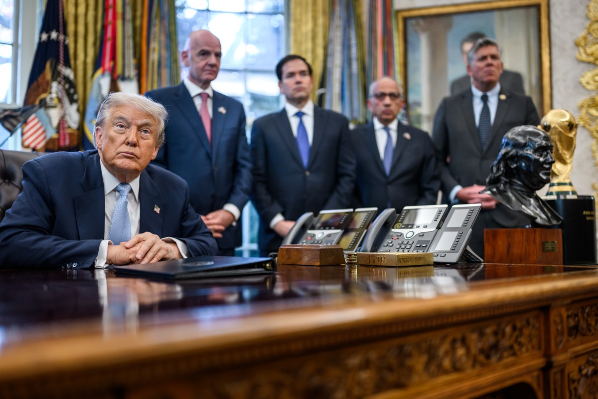 Trump volta a falar sobre fraude na eleição do Brasil, e a imagem mostra o presidente Donald Trump falando a membros de uma força tarefa na Casa Branca