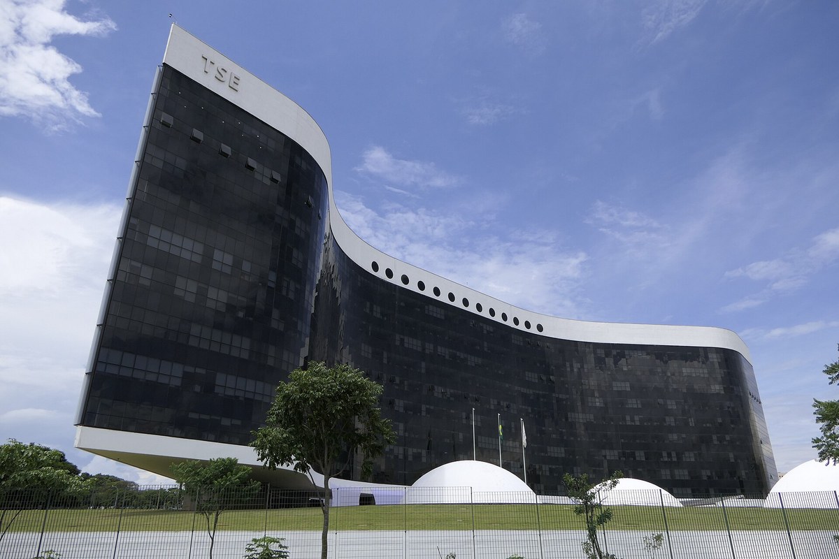 TSE divulga votos registrados depois das 17h no segundo turno das eleições de 2026, e a imagem mostra a sede do Tribunal Superior Eleitoral em Brasília