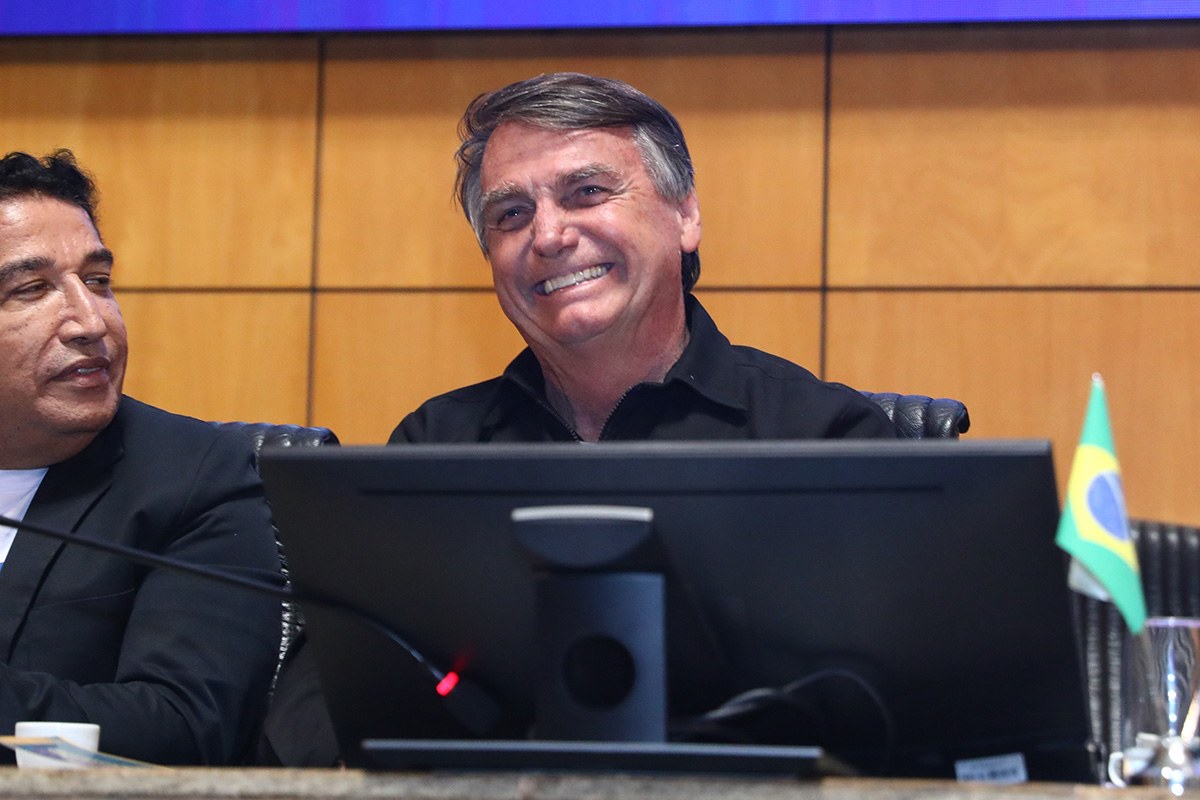 Valdemar critica carta de Flávio, com retrato de Jair Bolsonaro sorrindo em solenidade oficial, em imagem de arquivo