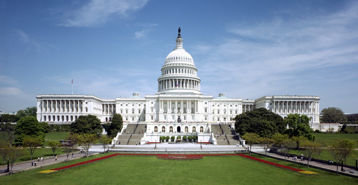 Vance pede investigação sobre transição de gênero nos Estados Unidos, e a imagem mostra a fachada oeste do Capitólio, em Washington, em foto de arquivo