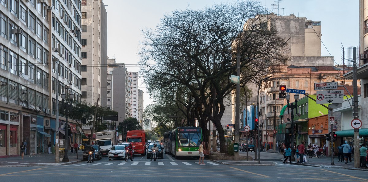 vereador Senival Moura é preso em operação contra o PCC no transporte paulistano, e a imagem mostra uma avenida com vários ônibus na cidade de São Paulo