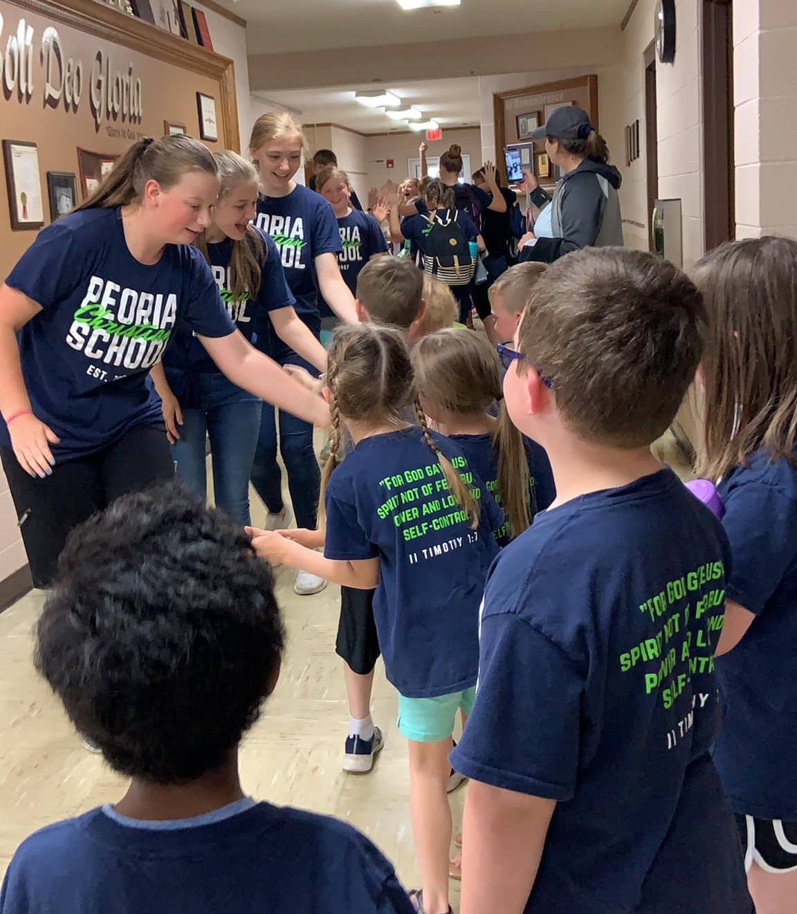Vermont é processado por excluir escolas religiosas, e a imagem mostra alunos de uma escola cristã nos Estados Unidos, em referência às escolas religiosas atingidas pela lei de Vermont
