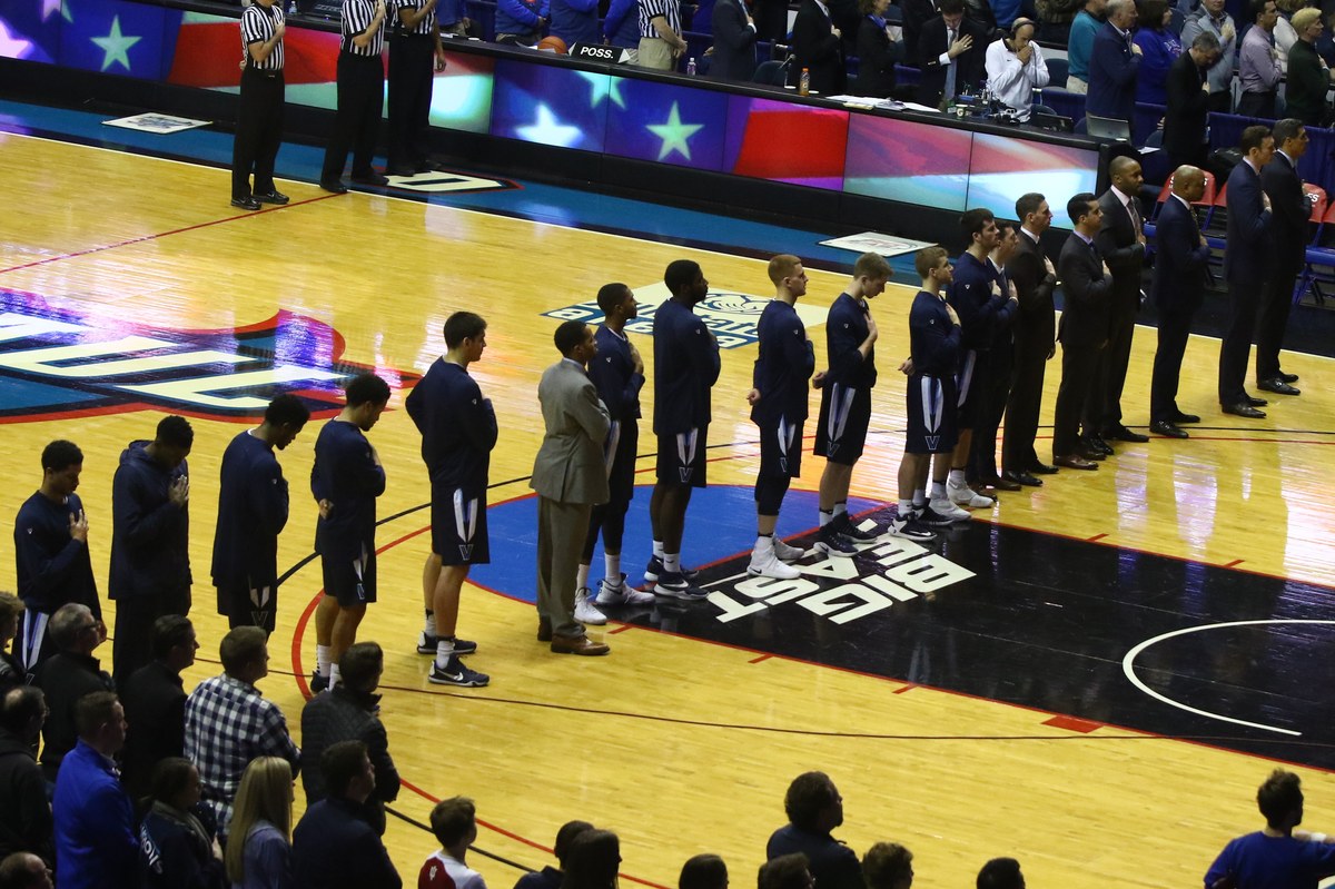 Villanova e Notre Dame jogam basquete em Roma, e a imagem mostra a equipe de Villanova perfilada antes de uma partida de basquete universitário nos Estados Unidos