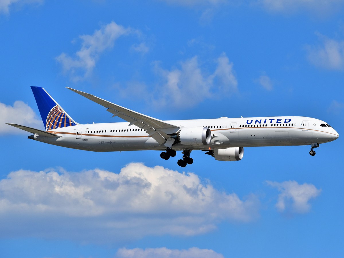 voo para Newark volta após ameaça de sequestro escrita por passageiro, e a imagem mostra um avião da United Airlines se aproximando do Aeroporto Internacional de Newark