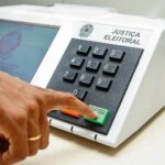 Eleitor votando na urna eletrônica no segundo turno das Eleições 2026