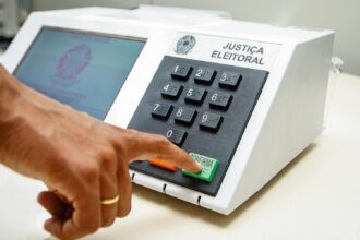 Eleitor votando na urna eletrônica no segundo turno das Eleições 2026
