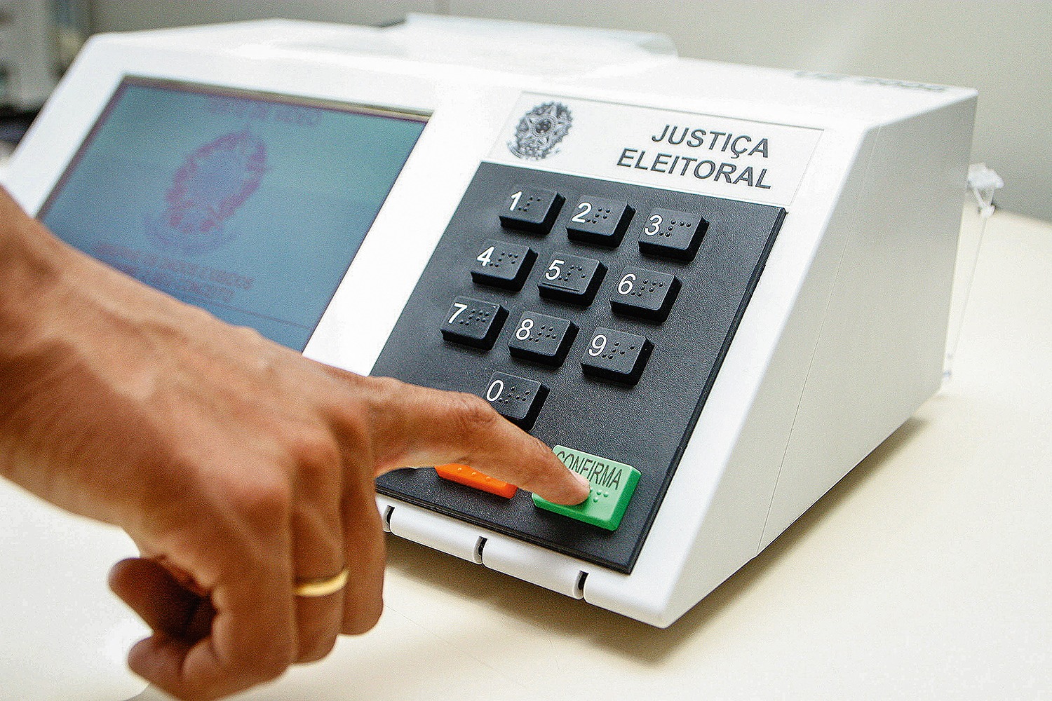 Eleitor votando na urna eletrônica no segundo turno das Eleições 2026