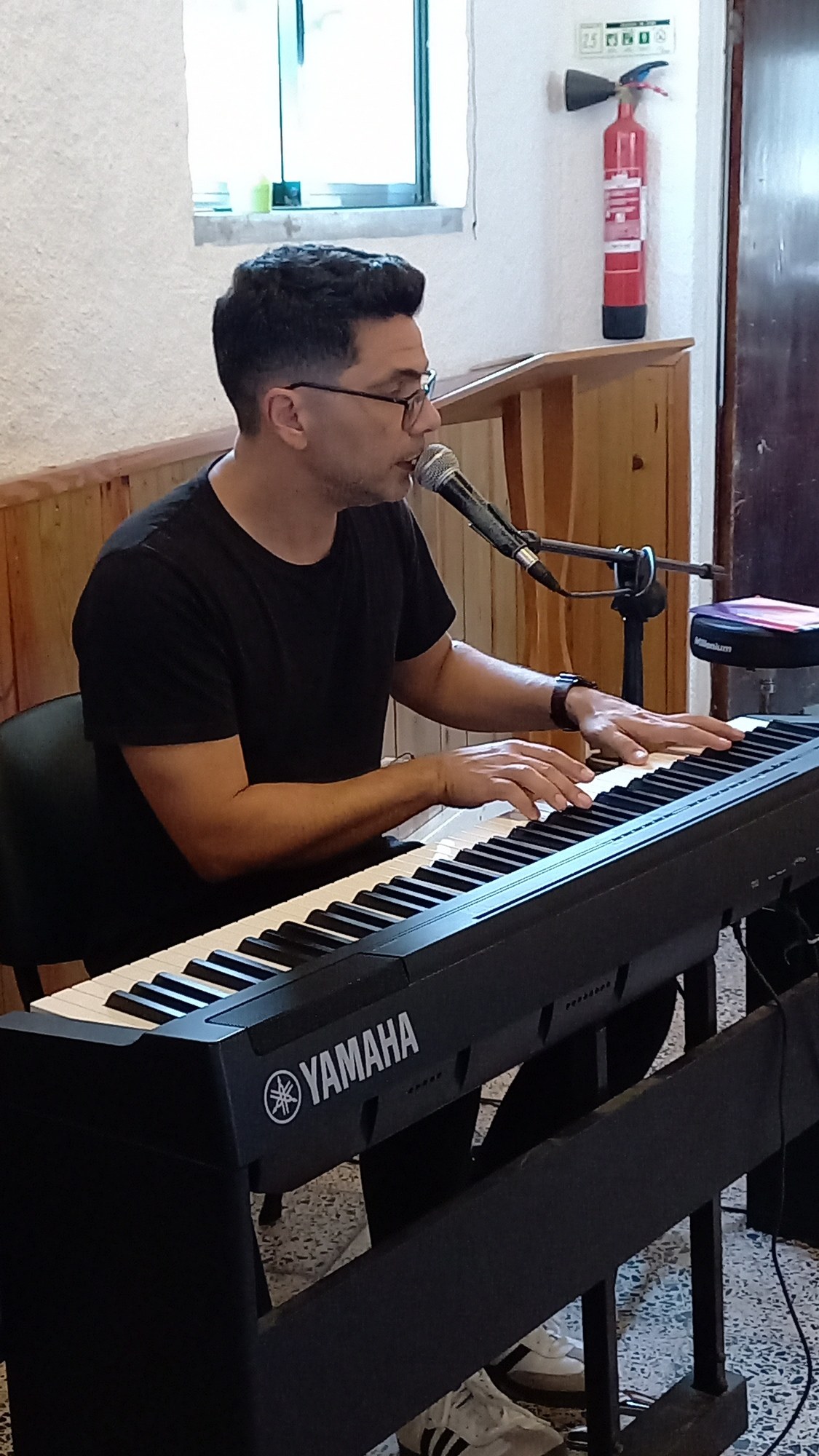 Will Graham lidera Esperança Salvador em novembro, e a imagem mostra o cantor Paulo César Baruk, uma das atrações musicais confirmadas do evento, em apresentação em Portugal