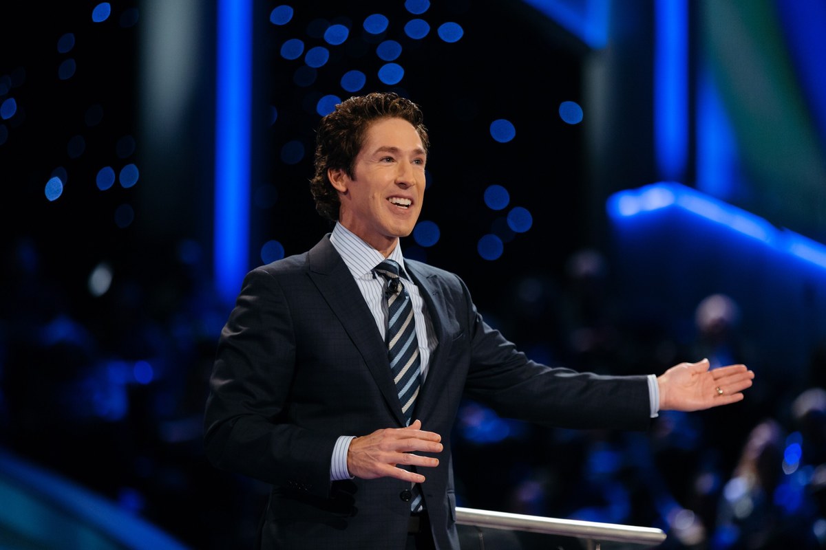 YouTube mantém canal de fake news sobre líderes cristãos, e a imagem mostra o pastor Joel Osteen pregando em sua igreja, um dos líderes citados pela Trinity Foundation entre os alvos dos vídeos falsos do canal