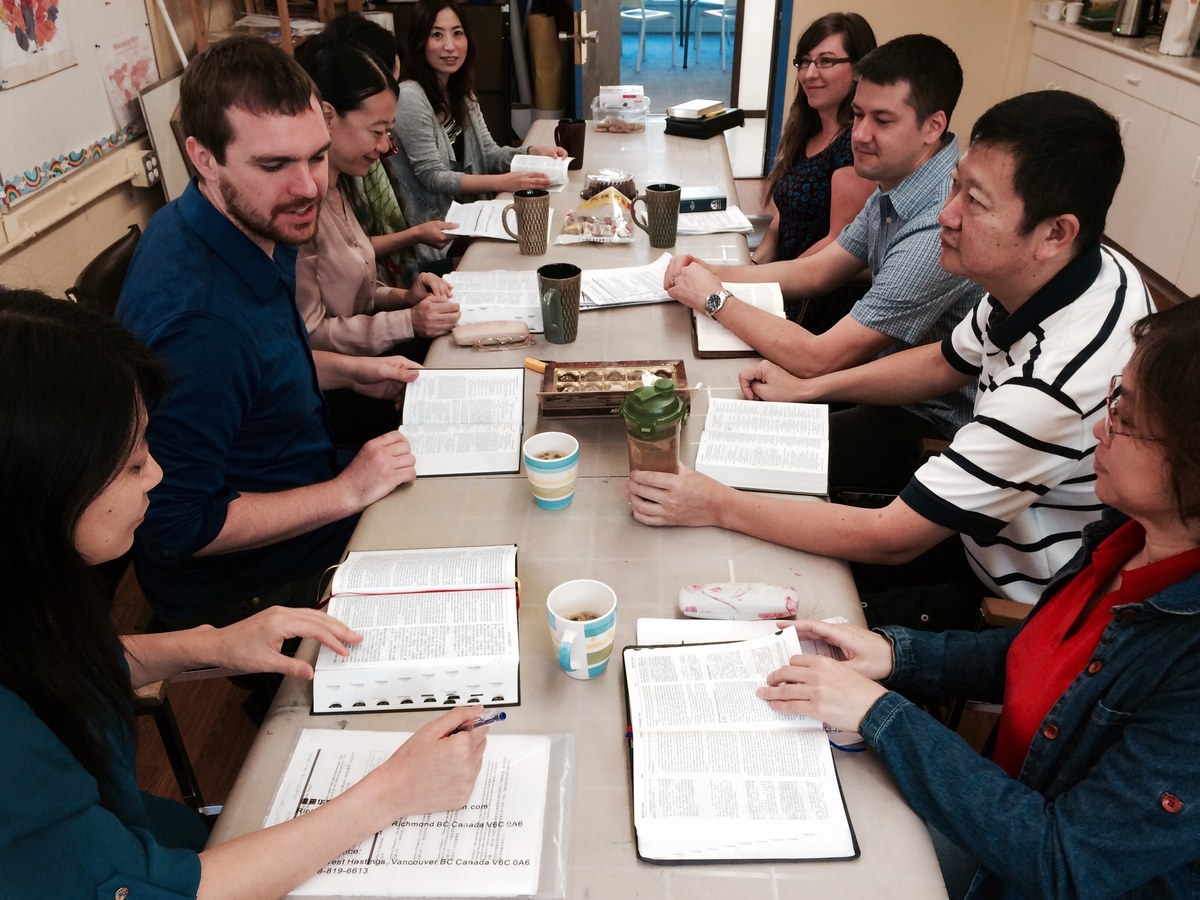 YouVersion lança plataforma gratuita para desenvolvedores e ministérios, e a imagem mostra um grupo em estudo bíblico ao redor de uma mesa, em foto ilustrativa sobre o uso das Escrituras