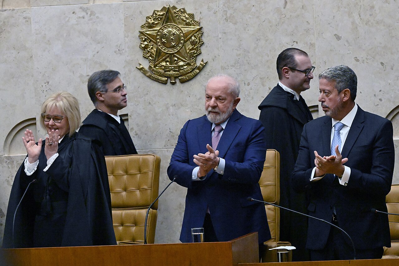 Ministro Cristiano Zanin ao lado do presidente Lula na cerimônia de posse no STF